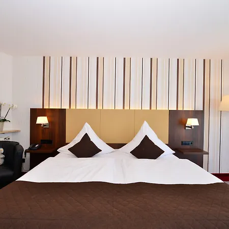 Lobinger Parkhotel & Restaurant فندق 4*