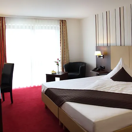 فندق Lobinger Parkhotel & Restaurant غينغن آن در برنتس