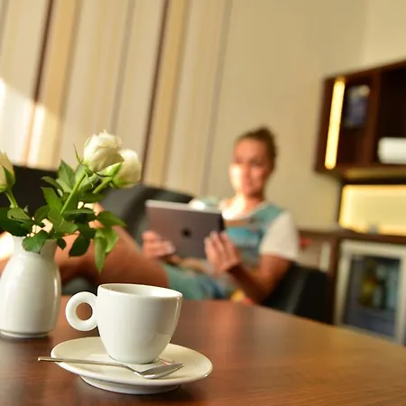 فندق Lobinger Parkhotel & Restaurant غينغن آن در برنتس